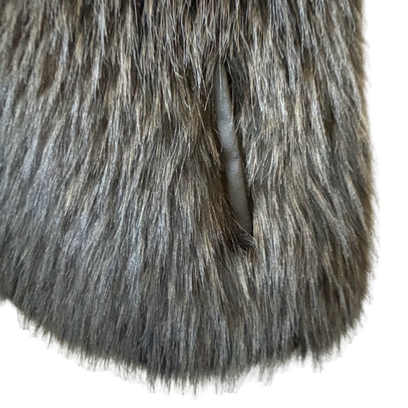 Pamela McCoy Collections Grey & Tan Faux Fur Vest W/ Genuine Leather Trim Sz M - Picture 2 of 4